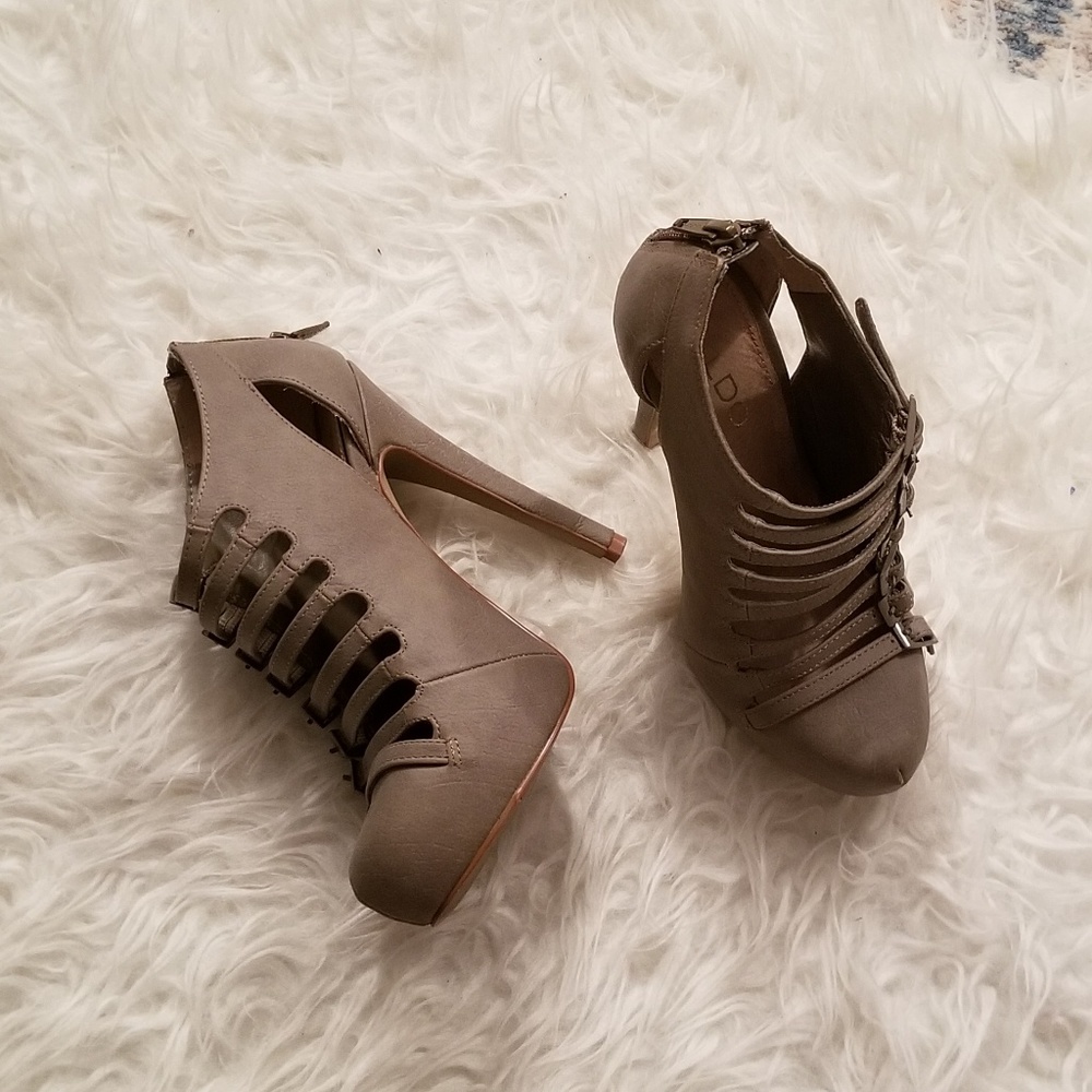 High heels - Picture 2 of 3